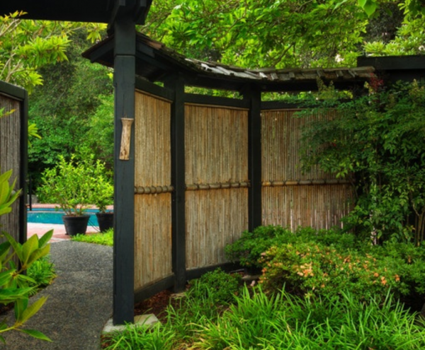 Taman berpagar bambu untuk privasi dan suasana natural